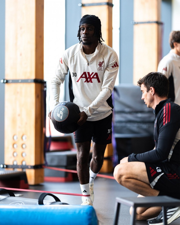 复出在即！利物浦社媒晒弗林篷恢复训练照，此前球员诊断腿筋受伤